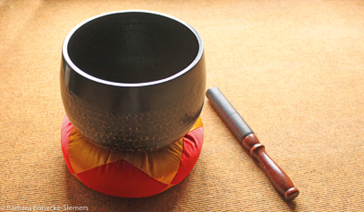 Klangschale mit Klöppel im Meditationsraum