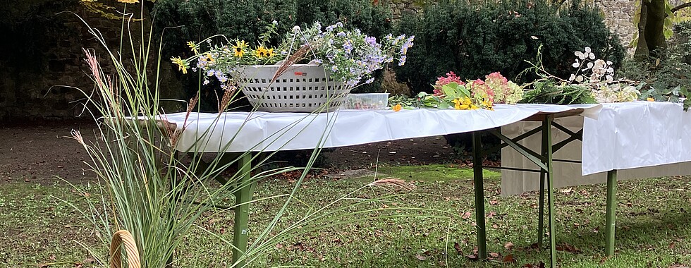 Blumen und Blüten aus dem Klostergarten  [Bild: Theresia Ebert]