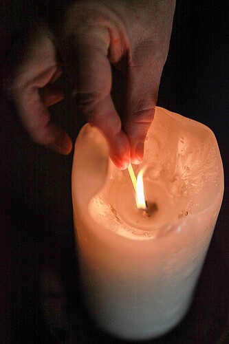 Kloster und Kirche bei Kerzenschein