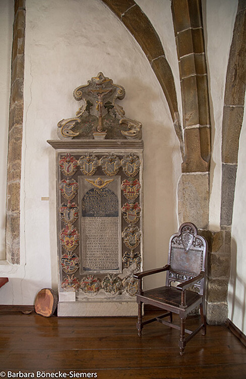 Grabtafel und Äbtissinnenstuhl auf der Prieche