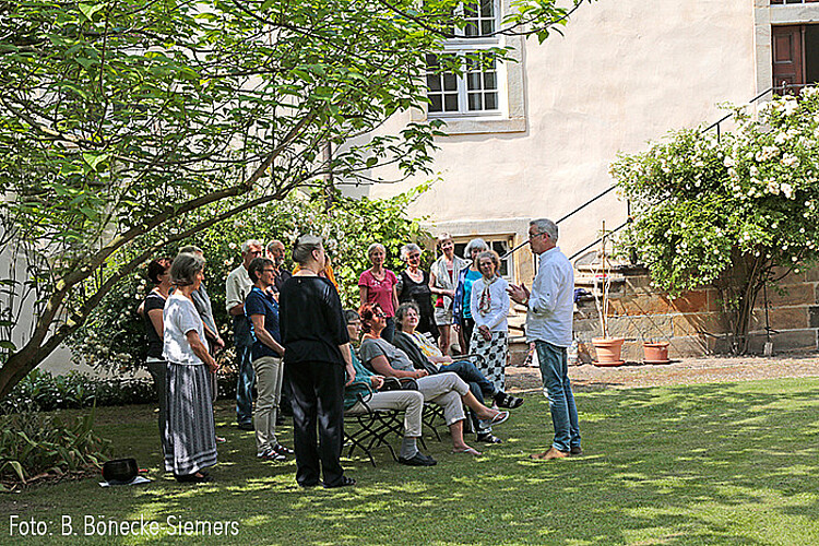 Gruppe im Innenhof